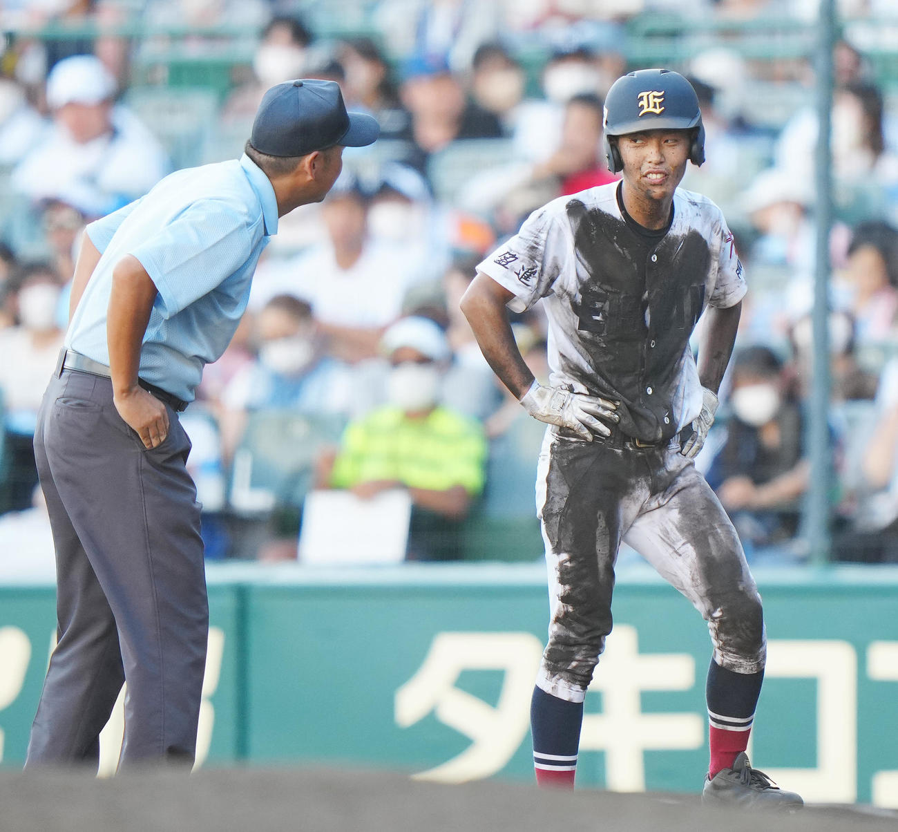 鶴岡東対盈進　9回裏盈進無死、頭から滑り込んで内野安打とした平塚（右）は顔まで土まみれ（撮影・江口和貴）