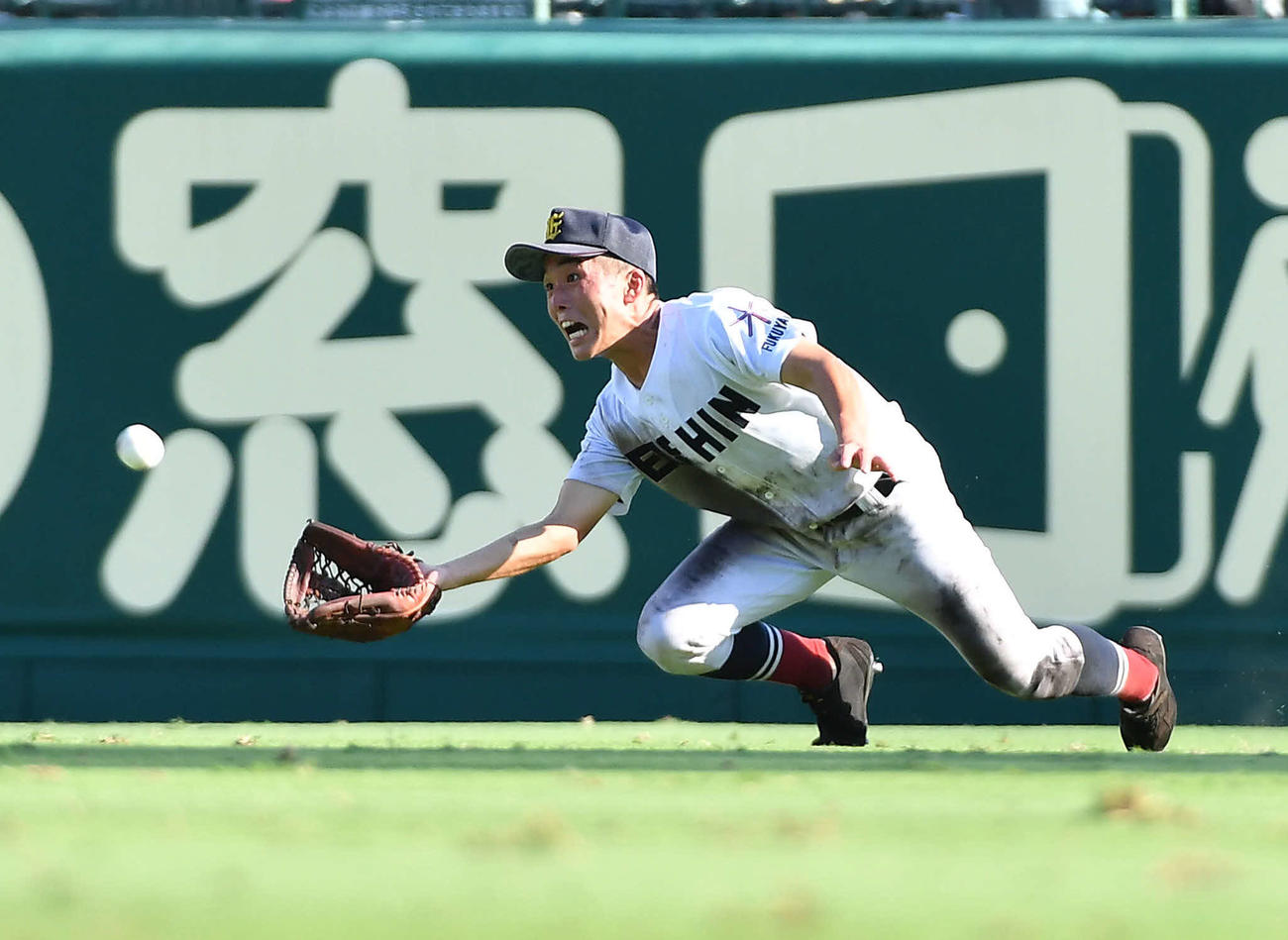 鶴岡東対盈進　8回表鶴岡東無死、小林昇の右飛を好捕する朝生（撮影・岩下翔太）