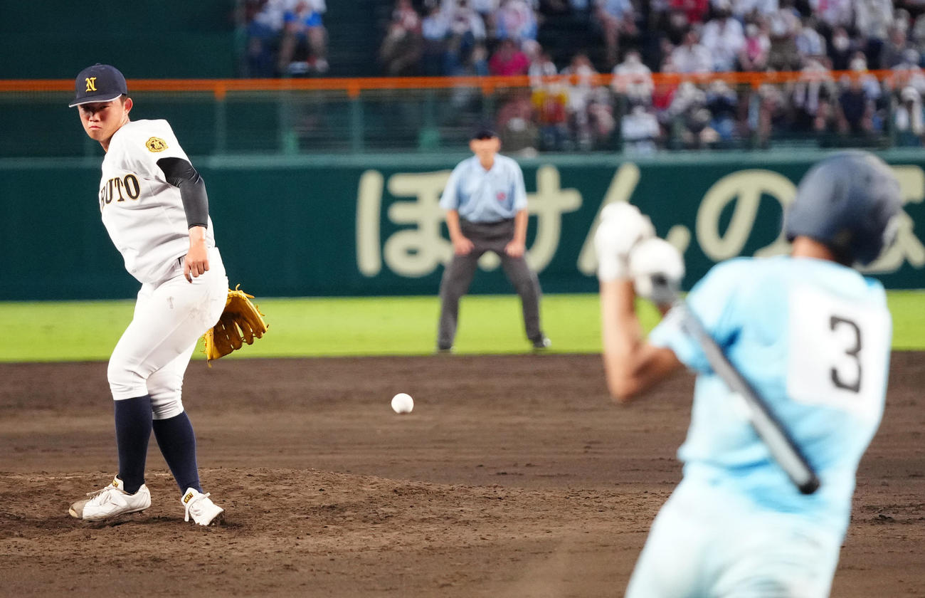 鳴門対近江　5回裏2死三塁、石浦（手前）に中前適時打を浴びる冨田（撮影・江口和貴）
