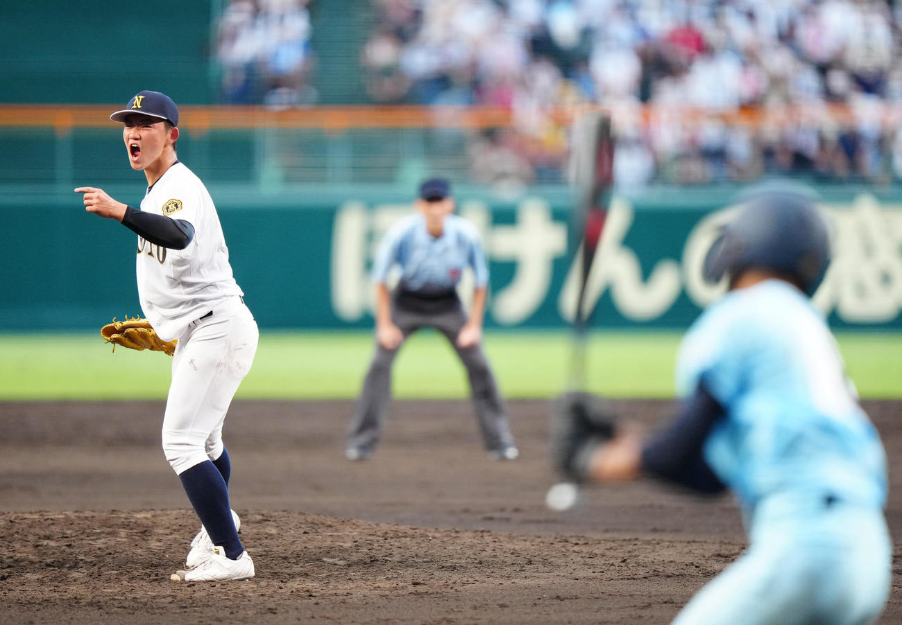 鳴門対近江　4回裏近江2死満塁、小竹（手前）から空振り三振を奪い、雄たけびを上げる冨田（撮影・江口和貴）