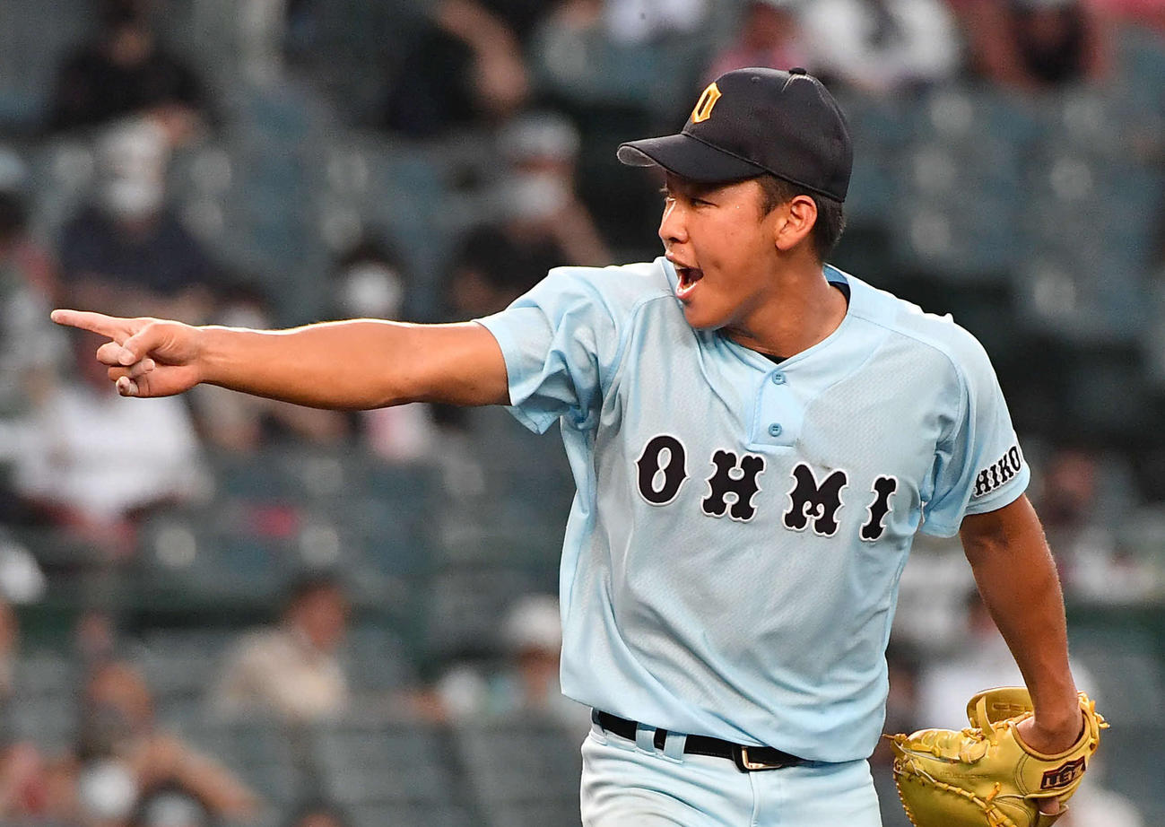 5回表鳴門2死二塁、三浦を空振り三振に抑え、雄たけびを上げる近江山田（撮影・岩下翔太）