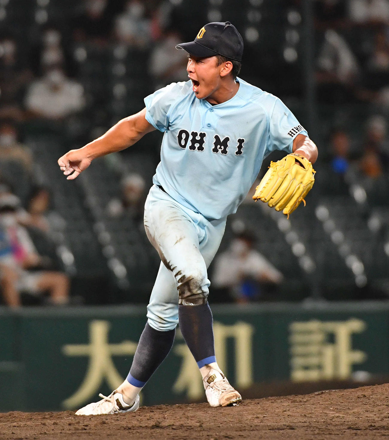 鳴門対近江　8回表、雄たけびを上げながら力投する近江山田（撮影・岩下翔太）
