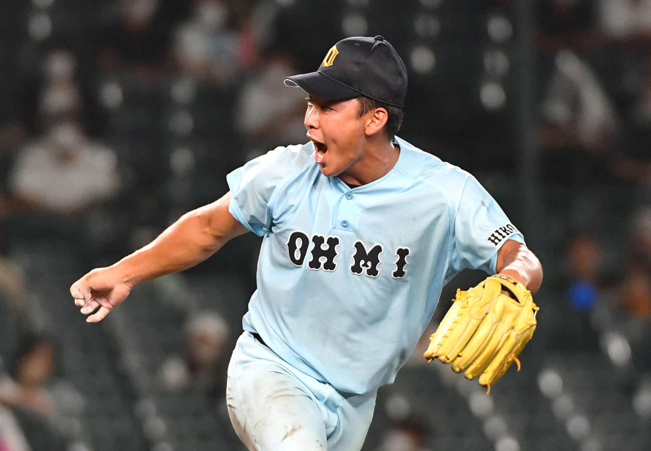 8回表、雄たけびを上げながら力投する近江・山田陽翔（撮影・岩下翔太）