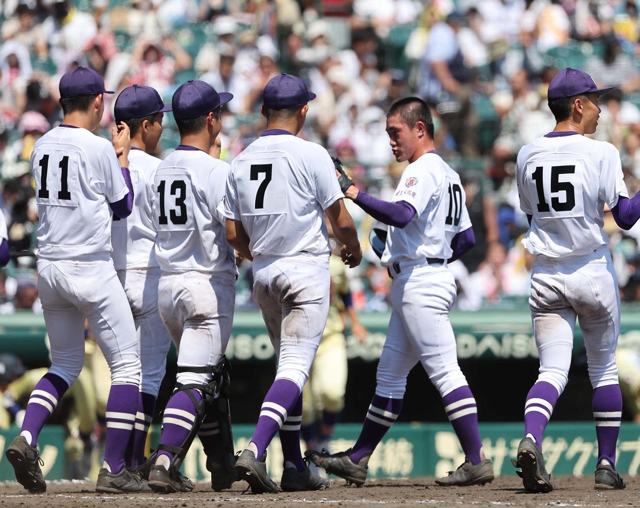星稜対愛工大名電　愛工大名電・岩瀬（右から2人目）は星稜に勝利しナインとグラブタッチする（撮影・上田博志）