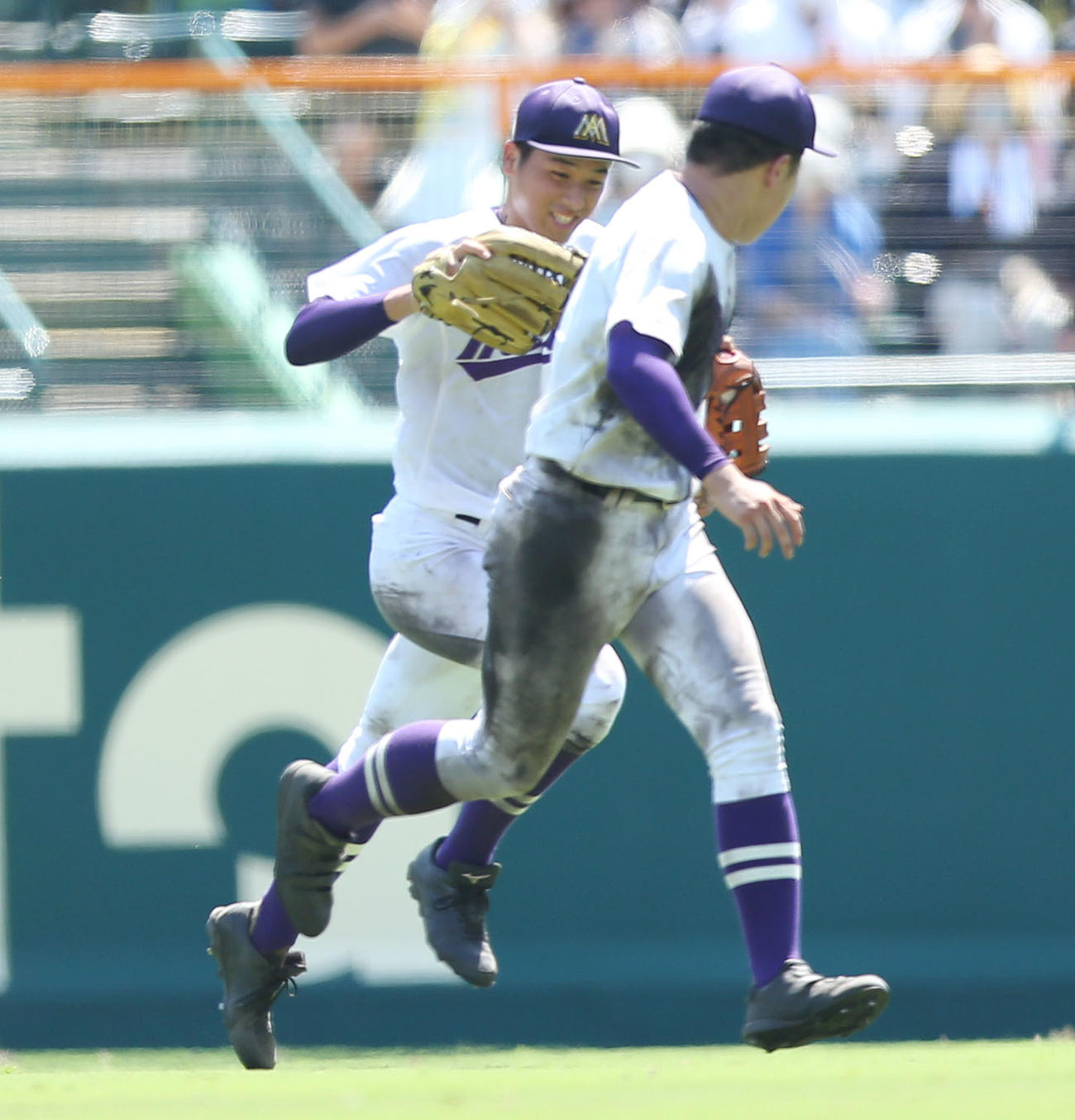 星稜対愛工大名電　勝利し愛工大名電・加藤（右）とタッチして喜ぶ有馬（撮影・宮地輝）