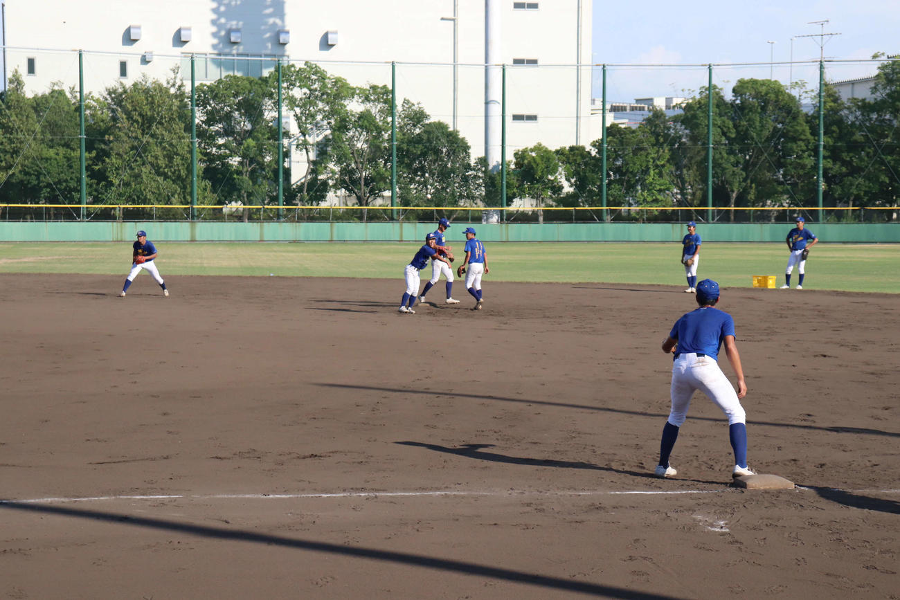 1回戦社戦に向けて練習する県岐阜商ナイン（撮影・波部俊之介）