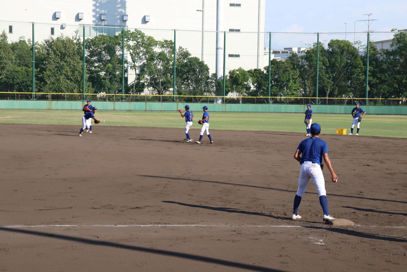 1回戦社戦に向けて練習する県岐阜商ナイン（撮影・波部俊之介）