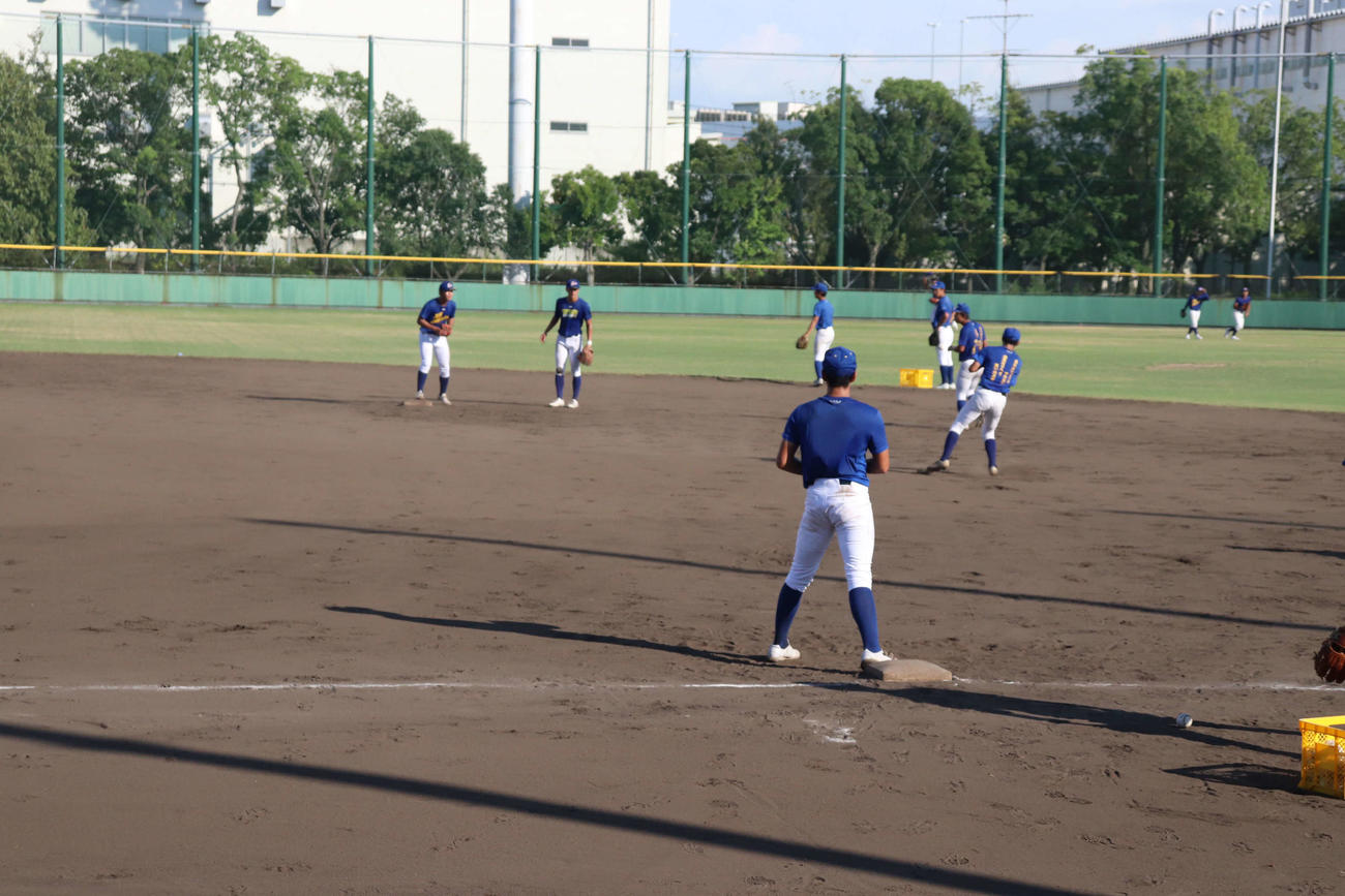 1回戦社戦に向けて練習する県岐阜商ナイン（撮影・波部俊之介）