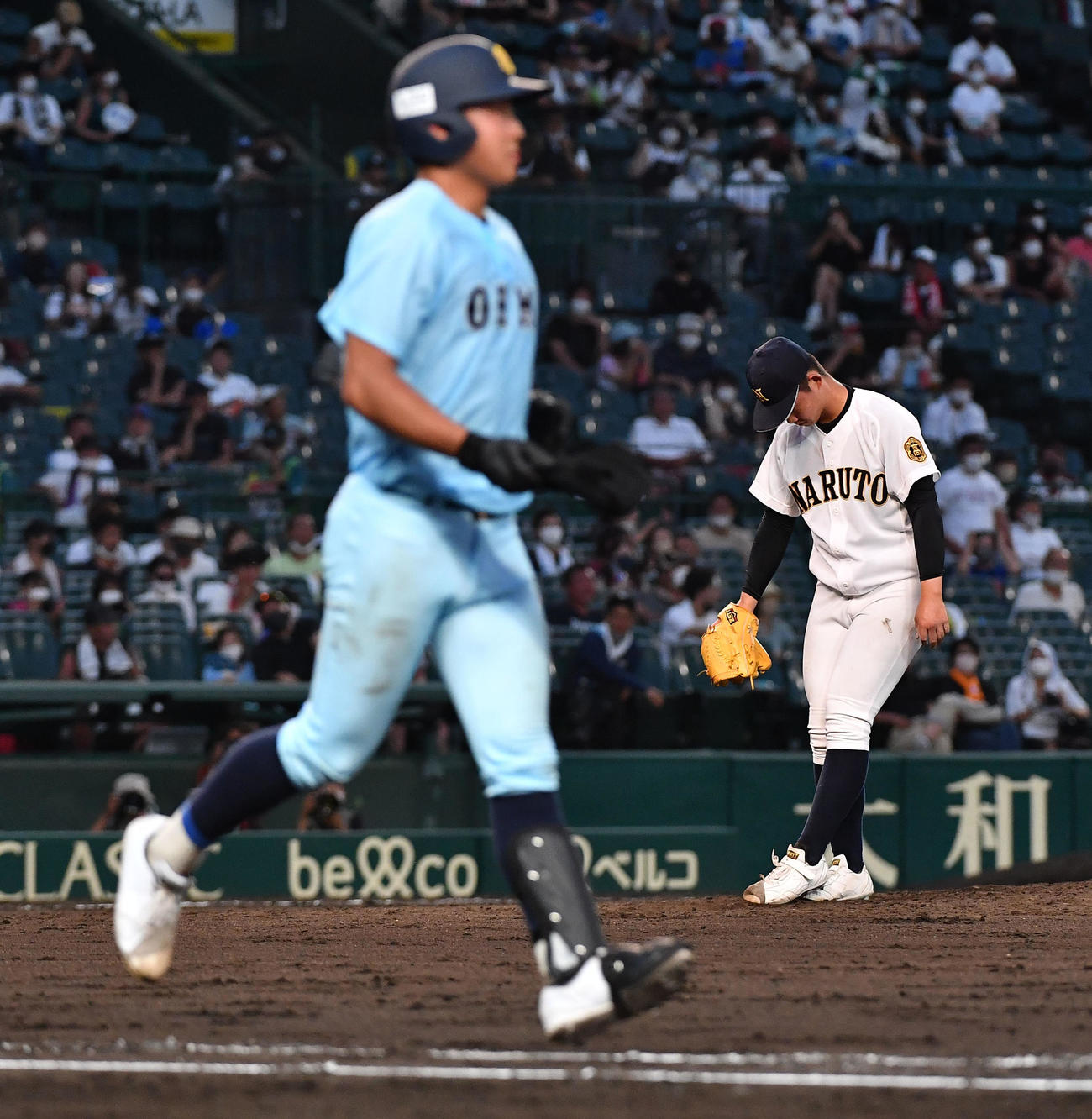 鳴門対近江　5回裏近江2死二塁、申告敬遠で山田（左）との勝負を避ける鳴門冨田（撮影・岩下翔太）