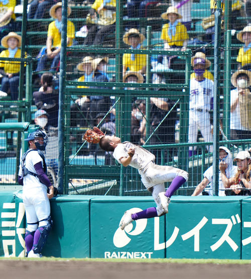 山梨学院対天理　4回表山梨学院無死、岩田の打球を好捕し二邪飛とした藤森（撮影・江口和貴）