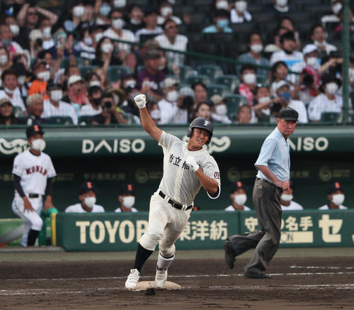興南対市船橋　8回裏市船橋1死、片野は左越え本塁打を放つ（撮影・上山淳一）