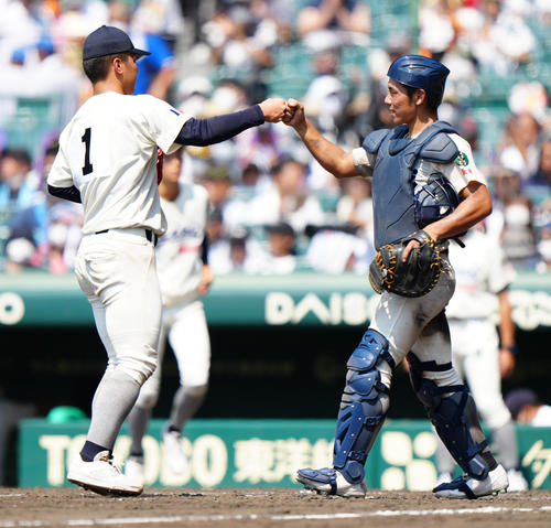 海星対日本文理　日本文理に完封勝利し、海星先発の宮原（左）とタッチを交わす捕手西村（撮影・江口和貴）