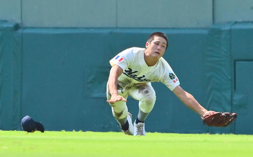 海星対日本文理　6回裏日本文理1死一、三塁、才須の打球を好捕する中堅手・河内（撮影・和賀正仁）