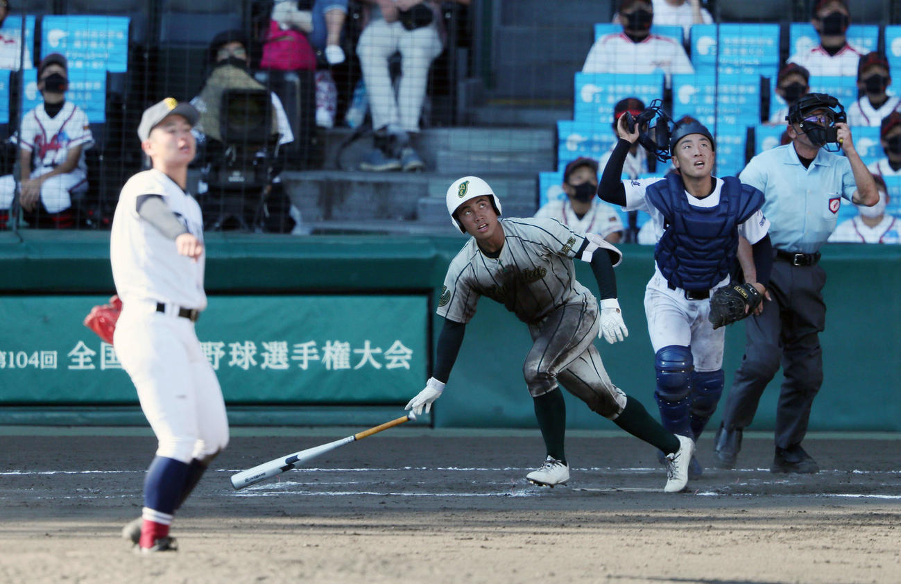 鶴岡東対盈進　7回表鶴岡東1死、土屋は左越えにソロ本塁打を放つ。投手岡（撮影・加藤哉）
