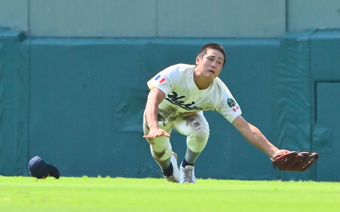 海星対日本文理　6回裏日本文理1死一、三塁、才須の打球を好捕する中堅手・河内（撮影・和賀正仁）