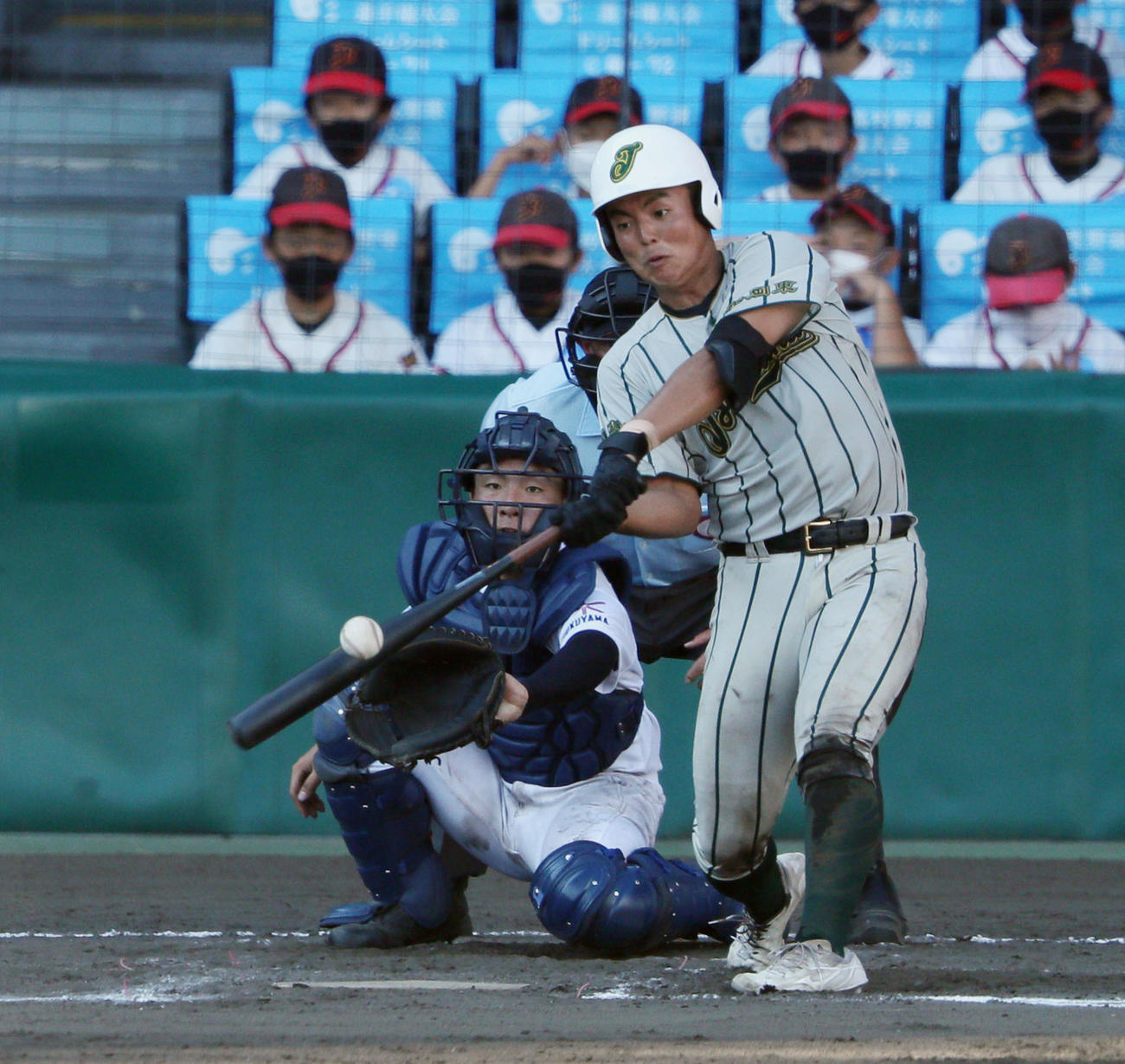 鶴岡東対盈進　7回表鶴岡東2死、前田は左越えにソロ本塁打を放つ（撮影・加藤哉）