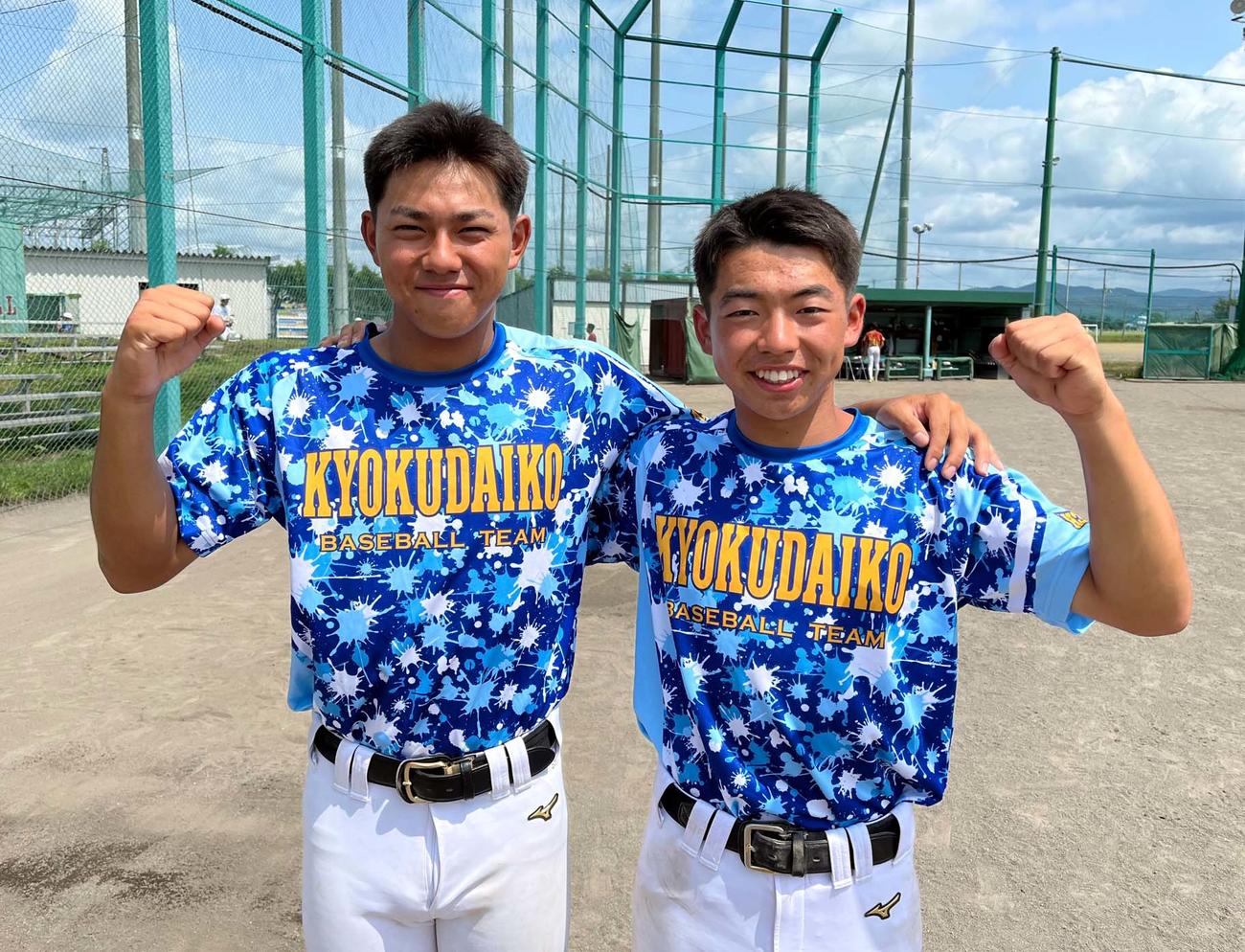 稚内宗谷中出身の旭川大高一、三塁コーチ。左から三塁コーチの浅野、一塁コーチの岩本（2022年7月28日撮影）