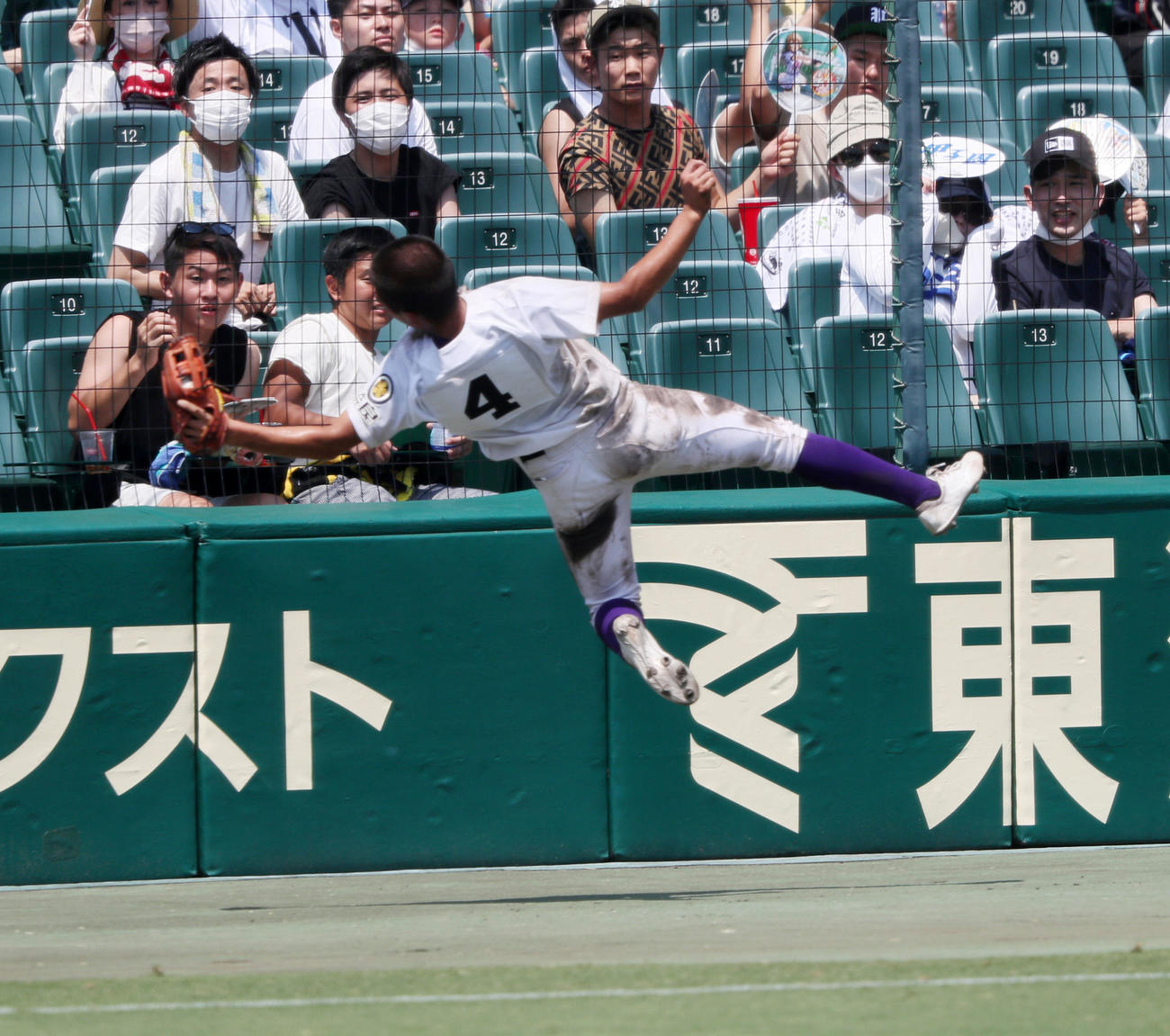 山梨学院対天理　4回表山梨学院無死、岩田の邪飛をジャンピングキャッチする藤森（撮影・加藤哉）