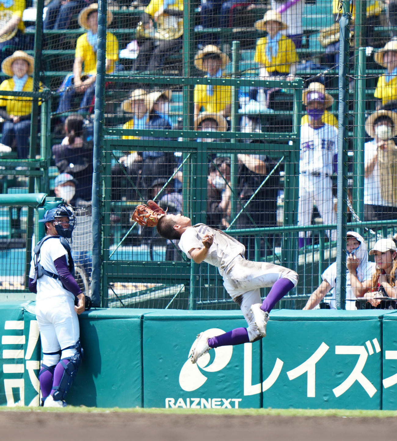 山梨学院対天理　4回表山梨学院無死、岩田の打球を好捕し二邪飛とした藤森（撮影・江口和貴）