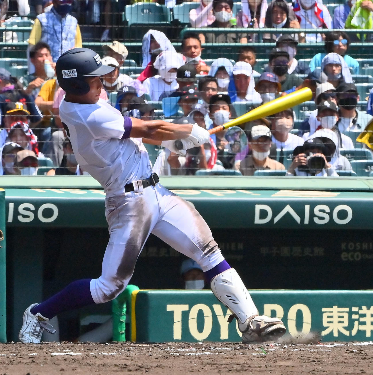 山梨学院対天理　4回裏天理1死、左翼線に二塁打を放つ戸井（撮影・和賀正仁）