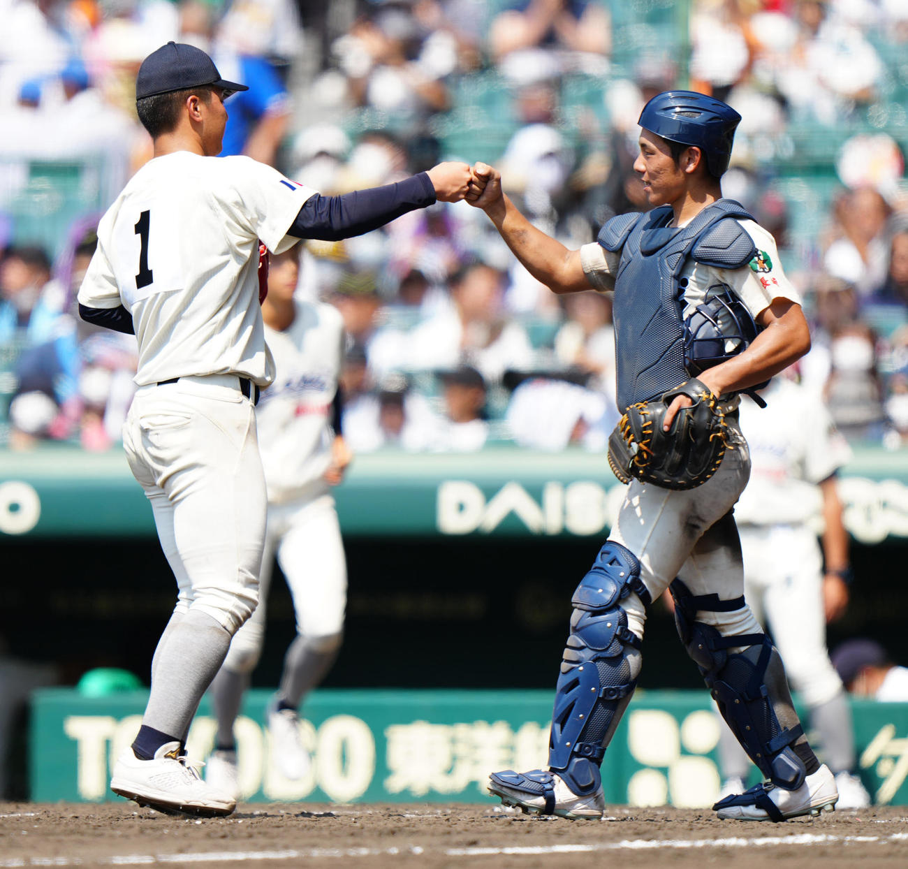 海星対日本文理　日本文理に完封勝利し、海星先発の宮原（左）とタッチを交わす捕手西村（撮影・江口和貴）