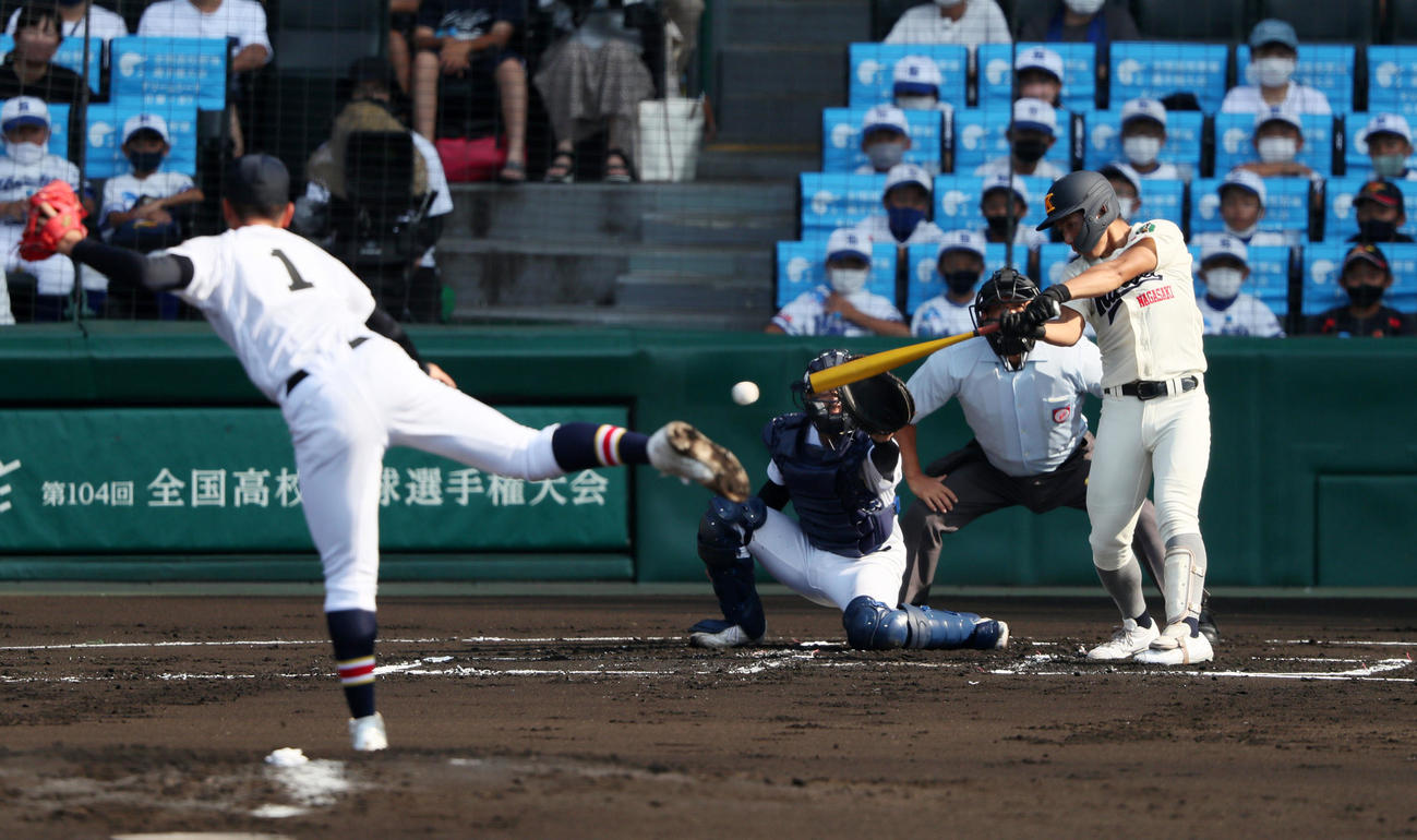 海星対日本文理　1回表海星2死一、二塁、西村は右越え適時三塁打を放つ。投手は田中（撮影・加藤哉）