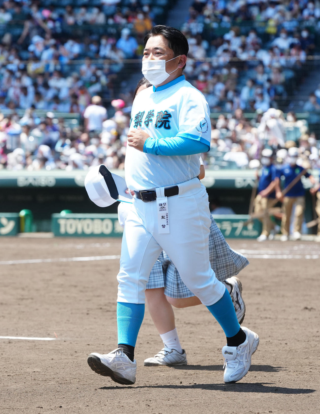 山梨学院対天理　試合後、応援席にあいさつへ向かう山梨学院・吉田監督（撮影・江口和貴）