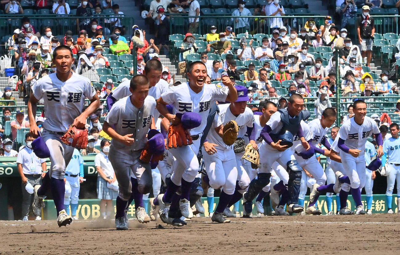 山梨学院対天理　山梨学院に勝利しアルプスに駆け出す天理ナイン（撮影・和賀正仁）