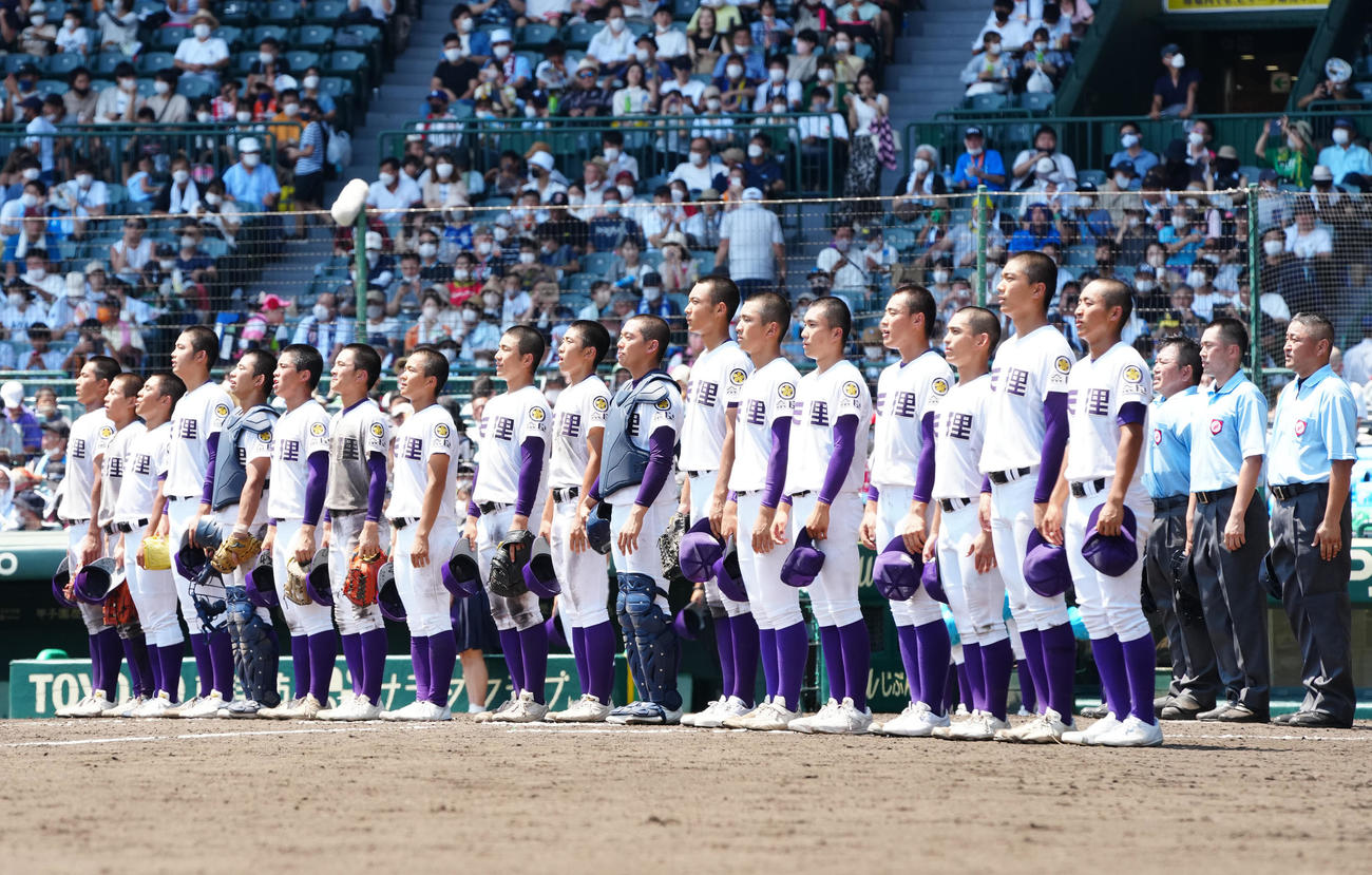 山梨学院対天理　試合後、整列し校歌を歌う天理の選手たち（撮影・江口和貴）
