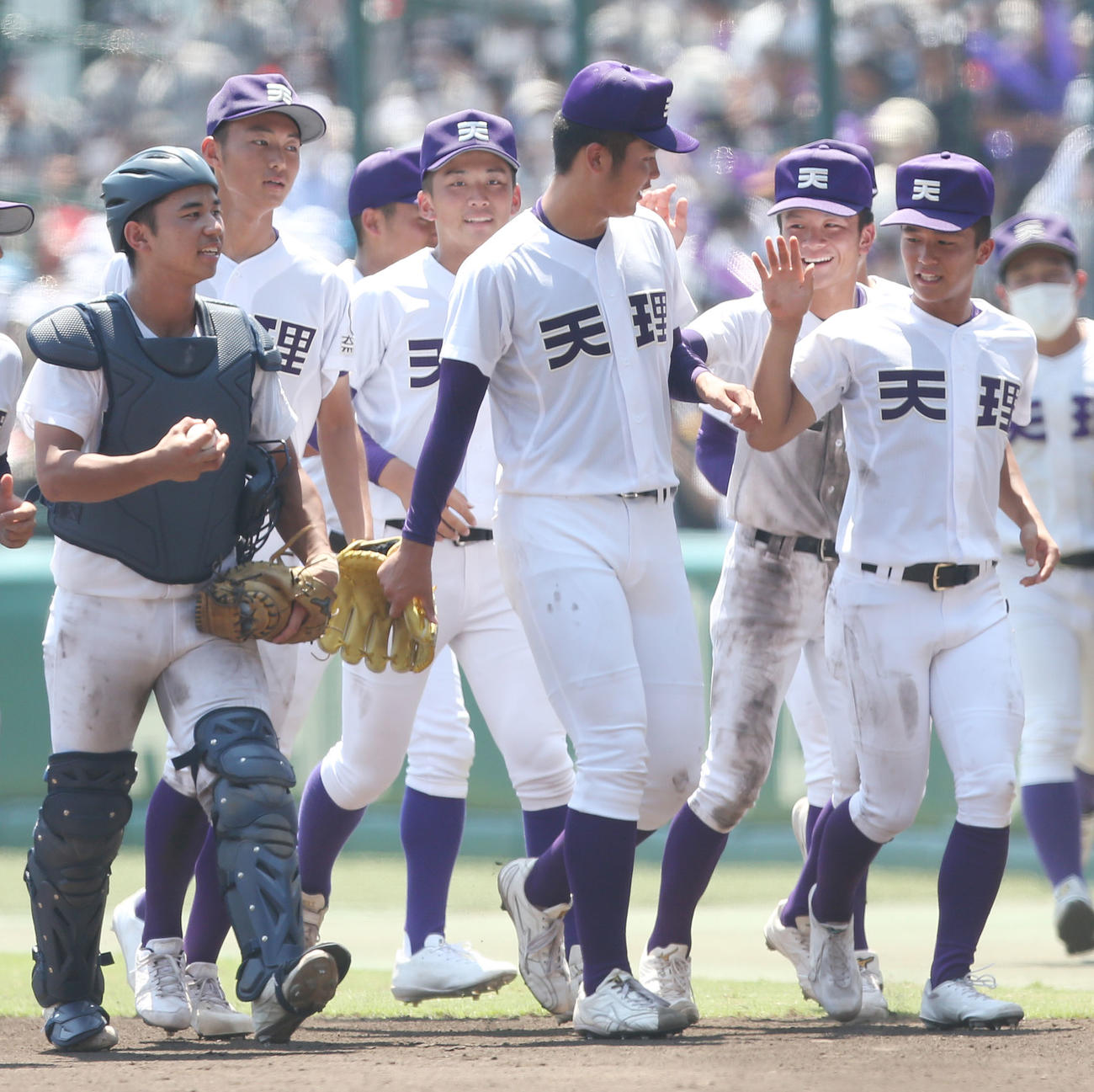 山梨学院対天理　山梨学院に勝利し、笑顔でハイタッチする天理ナイン（撮影・宮地輝）