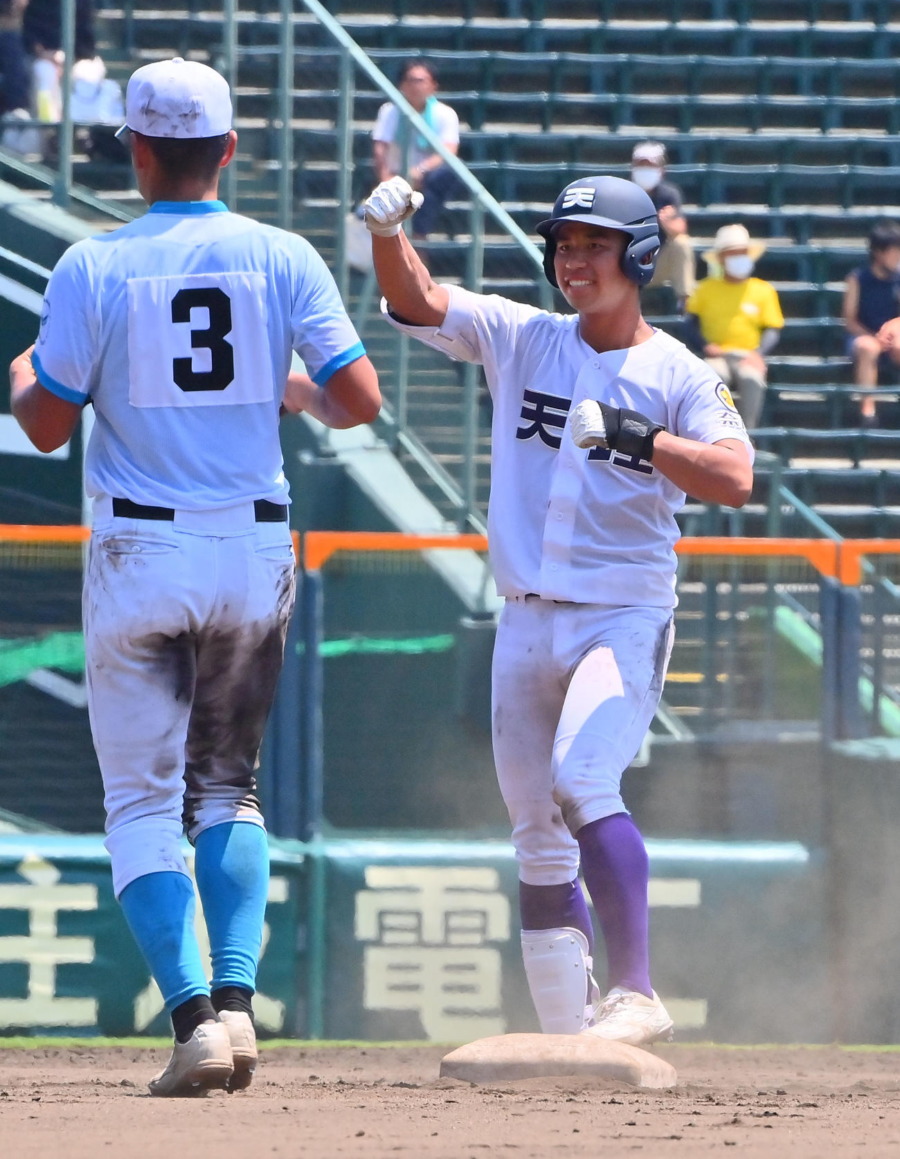 山梨学院対天理　6回裏天理2死二塁、左翼線に適時二塁打を放った山村はガッツポーズ（撮影・和賀正仁）