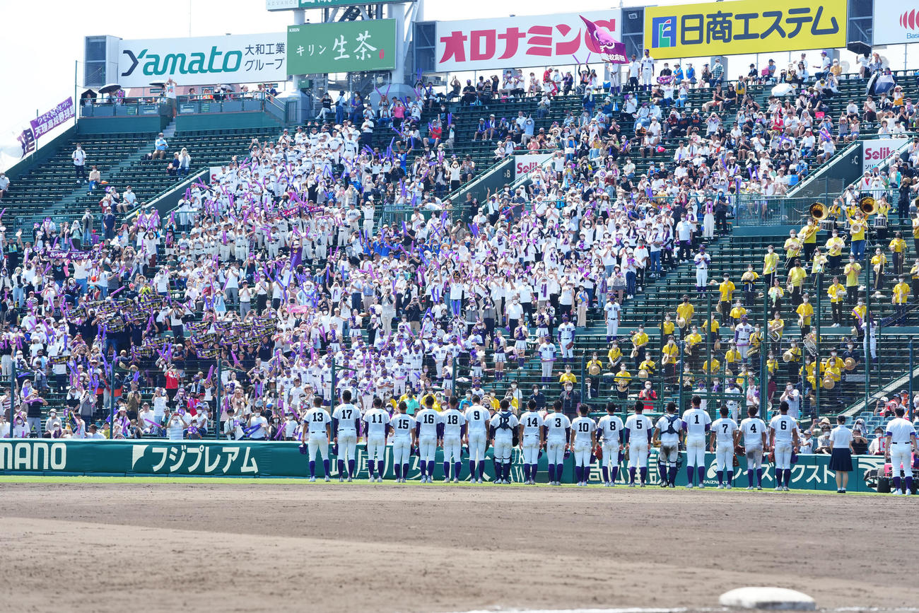 山梨学院対天理　試合後、応援席にあいさつする天理の選手たち。上段左端には生駒から贈られた横断幕が掲げられていた（撮影・江口和貴）