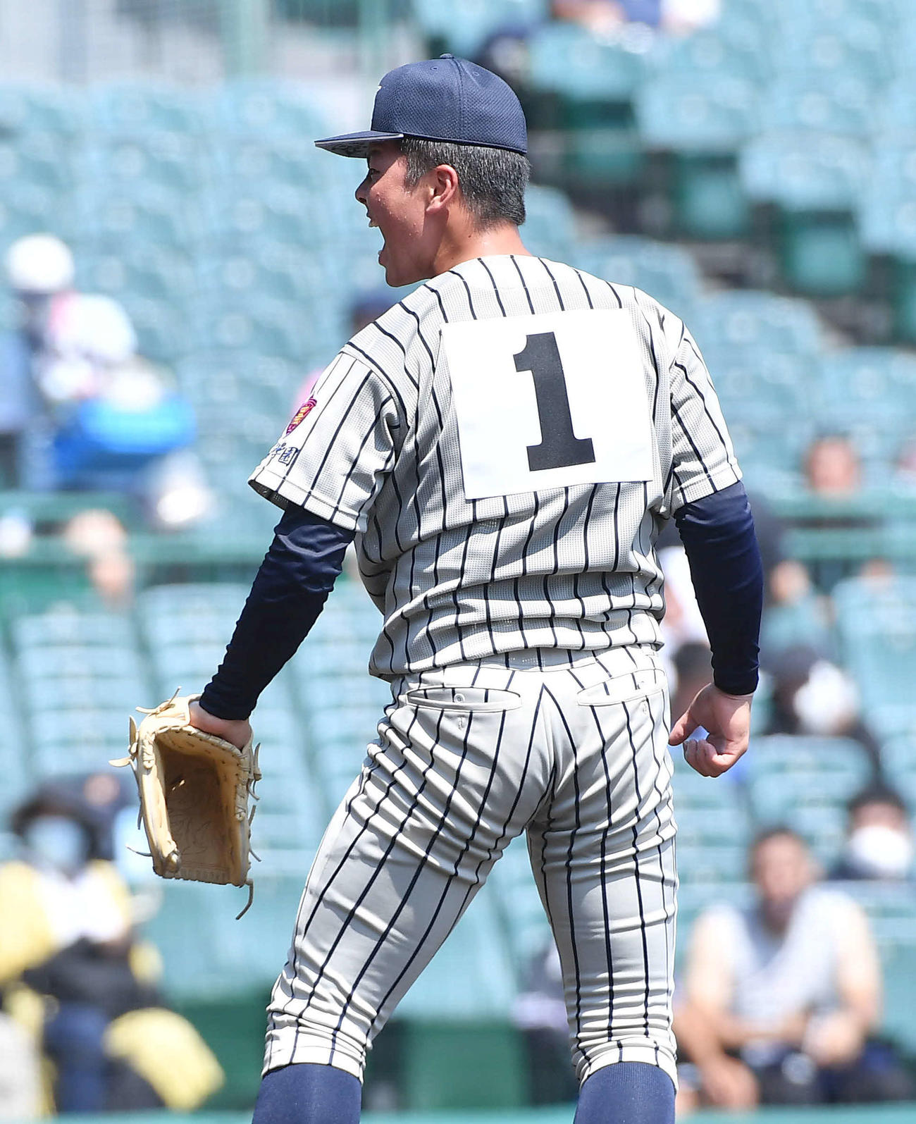 1回裏高岡商無死、柴田を空振り三振に抑え、雄たけびを上げる敦賀気比上加世田（撮影・岩下翔太）
