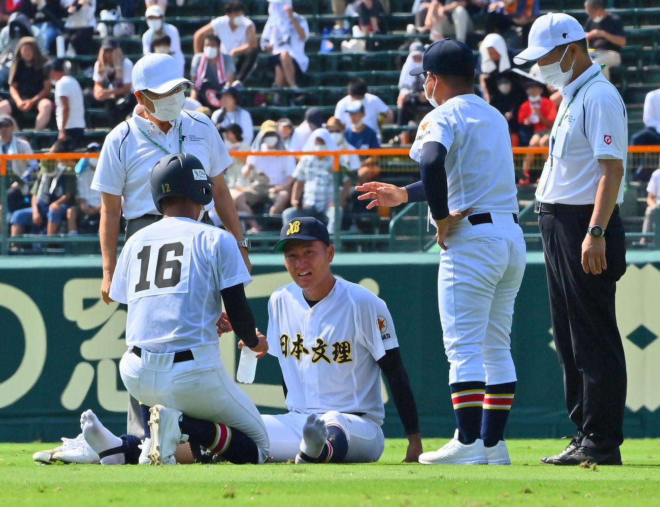 6回表、守備中に足がつり担架で運び出される日本文理の右翼手・玉木（撮影・和賀正仁）