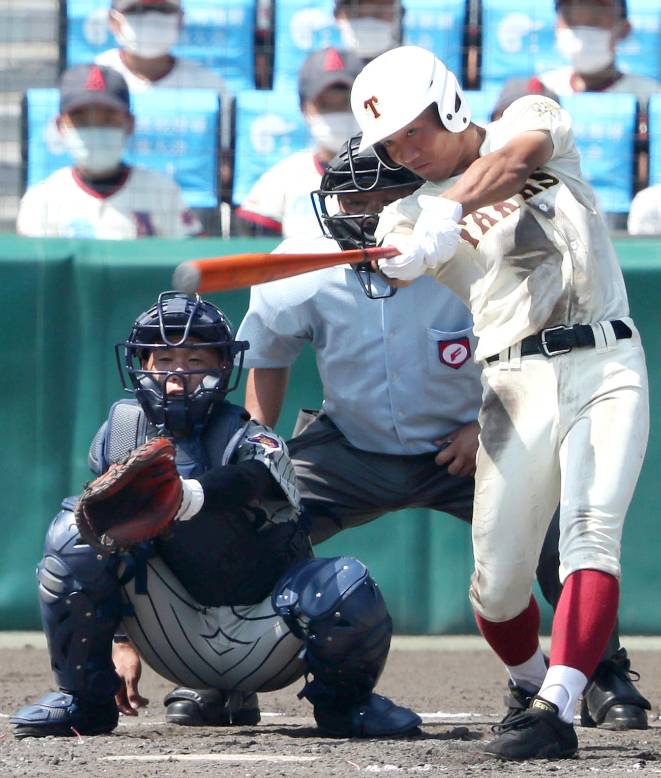 敦賀気比対高岡商　3回裏高岡商1死一、二塁、川尻は中前適時打を放つ（撮影・上山淳一）