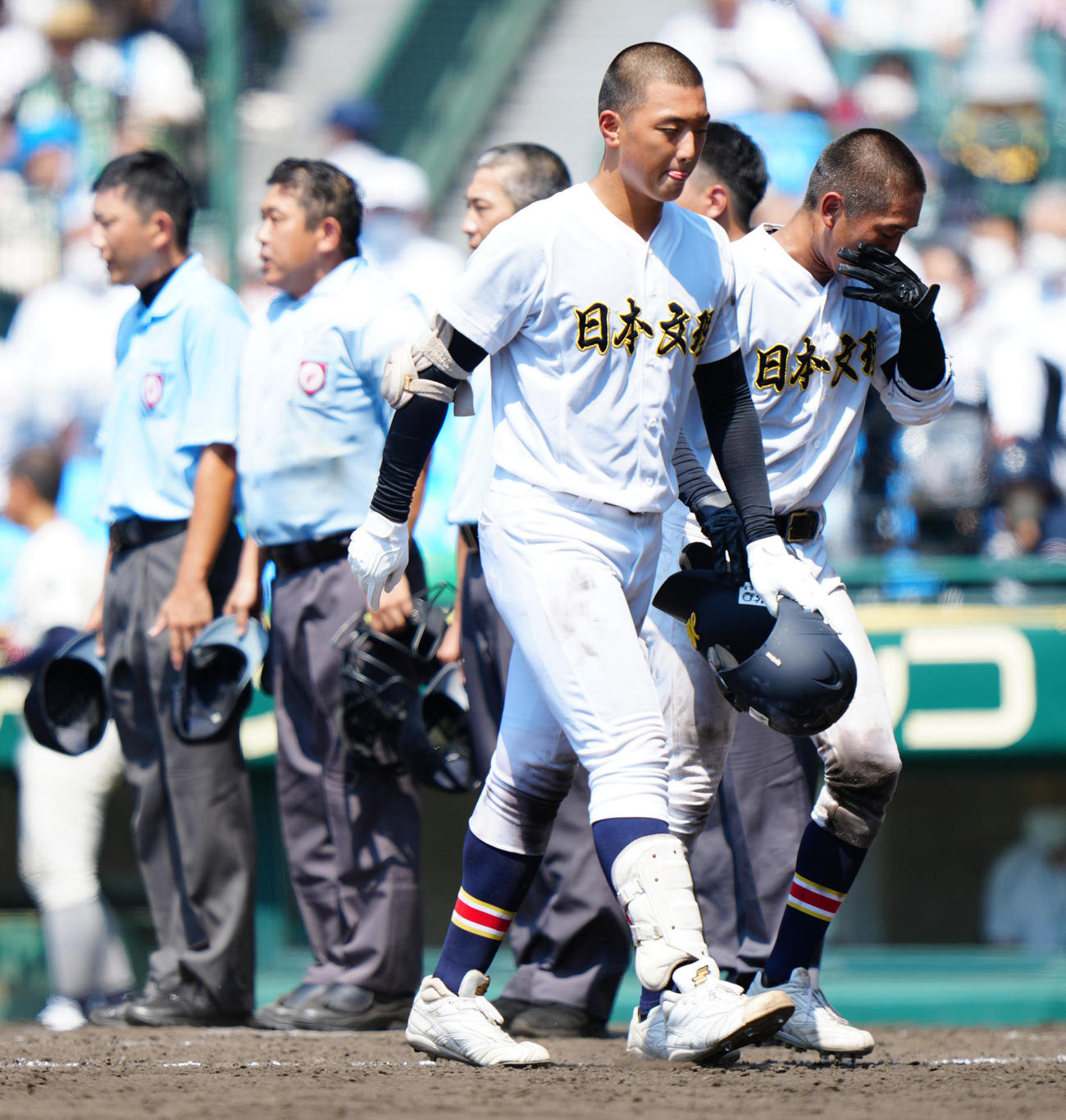試合後、あいさつしベンチ前に引き揚げる日本文理・田中（撮影・江口和貴）