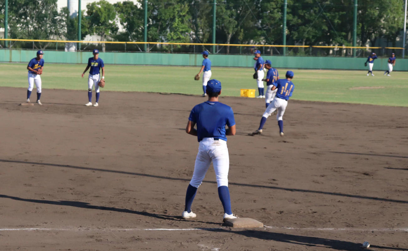 7日、1回戦社戦に向けて練習する県岐阜商ナイン