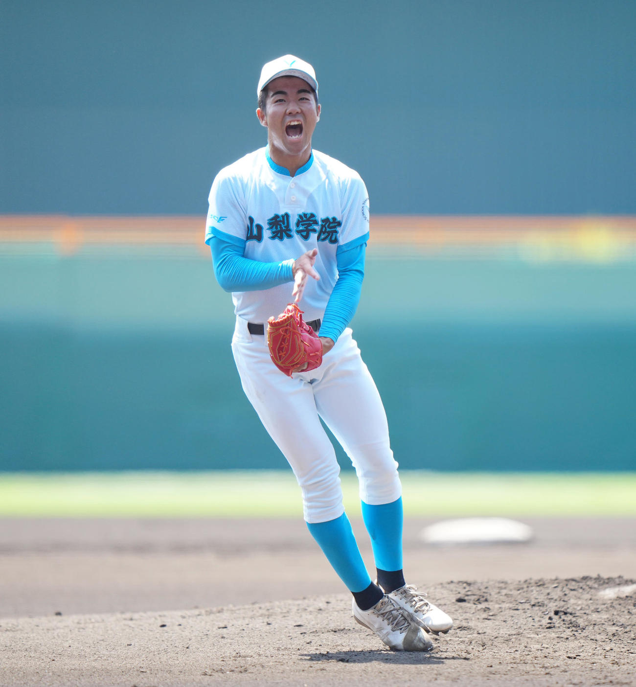 1回裏終了後、ピンチをしのぎ雄たけびを上げる山梨学院先発の山田（撮影・江口和貴）
