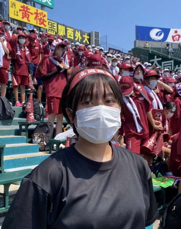 女性ばかり20人の応援部員をまとめる高岡商の野原柚来部長（撮影・柏原誠）