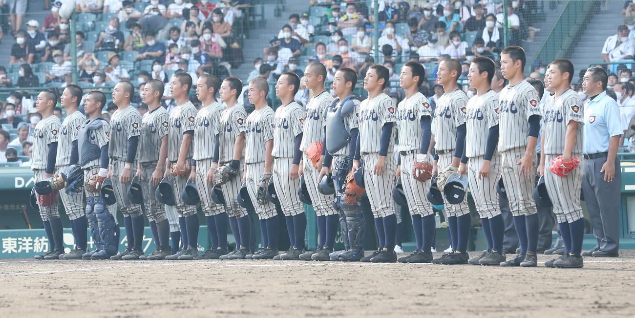 敦賀気比対高岡商　高岡商に勝利し、校歌斉唱する敦賀気比ナイン（撮影・宮地輝）