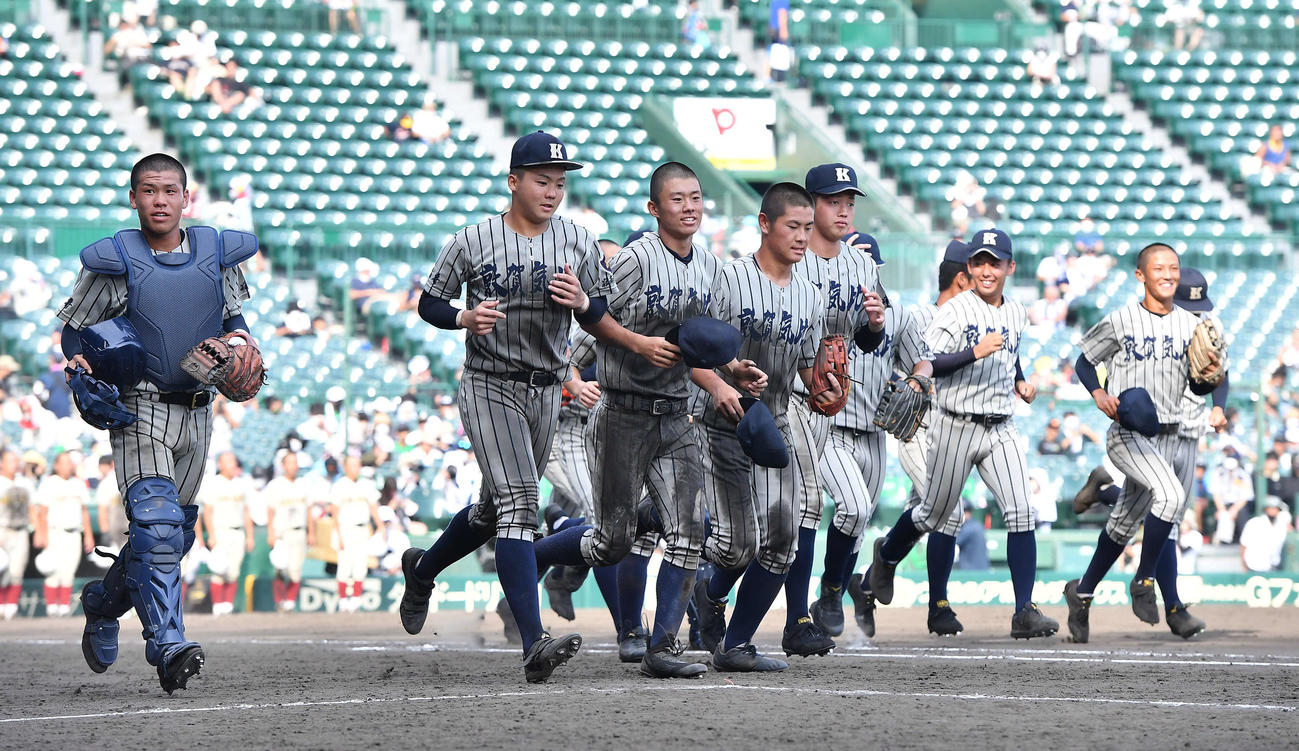 敦賀気比対高岡商　高岡商に勝利し、アルプススタンドの応援団のもとへ駆け出す敦賀気比ナイン（撮影・岩下翔太）