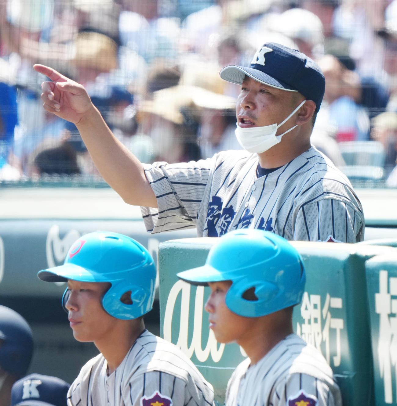 敦賀気比対高岡商　1回表、ベンチから指示を出す敦賀気比・東監督（撮影・江口和貴）