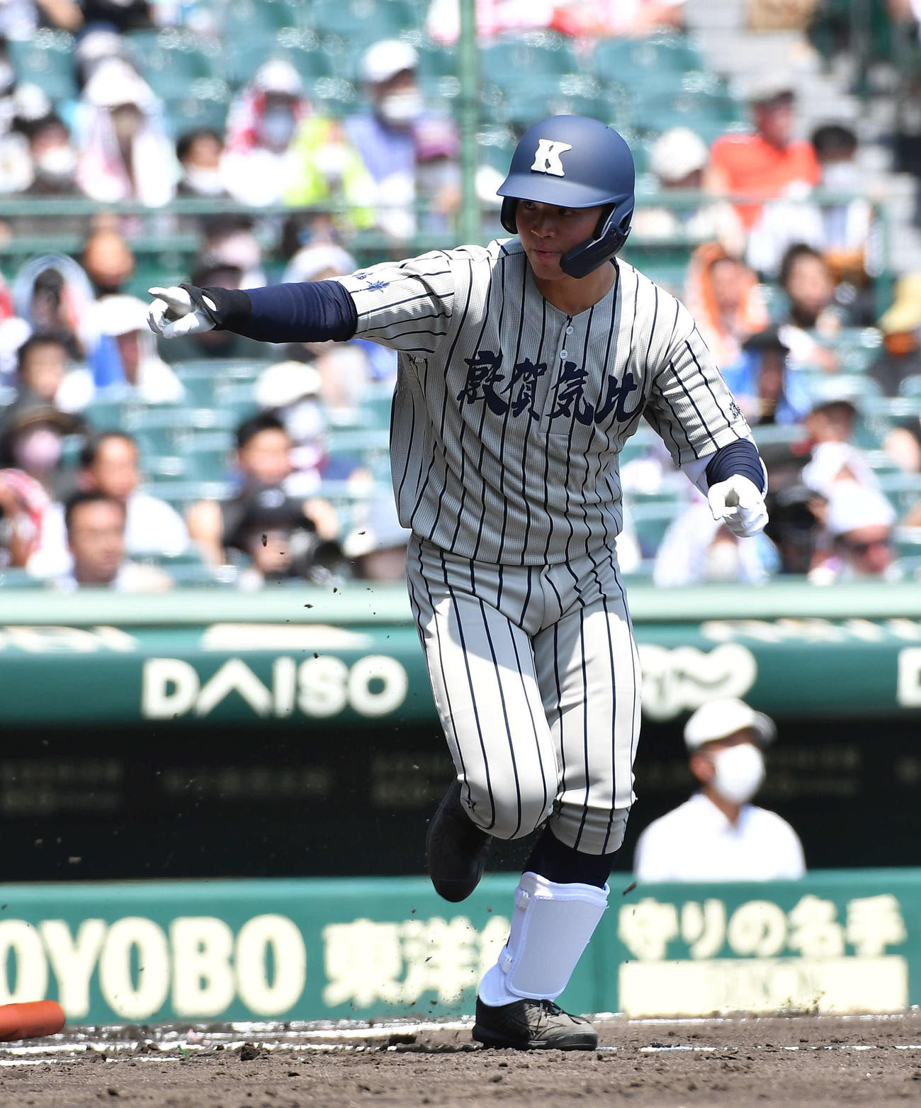 敦賀気比対高岡商　1回表敦賀気比1死一、三塁、上加世田は先制の右前適時打を放ち、ベンチを指さしながら駆け出す（撮影・岩下翔太）