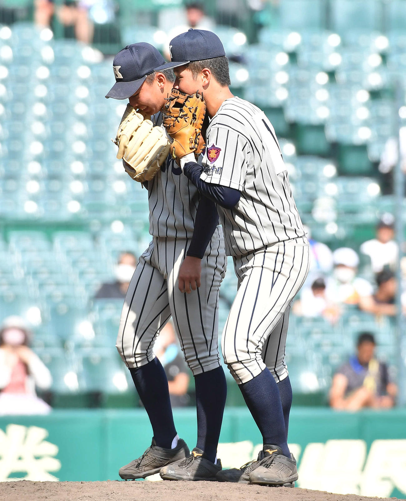 敦賀気比対高岡商　7回裏高岡商1死一、二塁、マウンドの敦賀気比清野（左）に声をかける上加世田（撮影・岩下翔太）