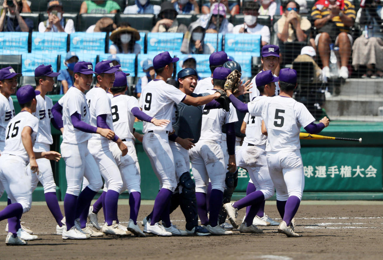 山梨学院対天理　山梨学院に勝利しタッチするナインを見守る右端から2人目の南沢（撮影・加藤哉）