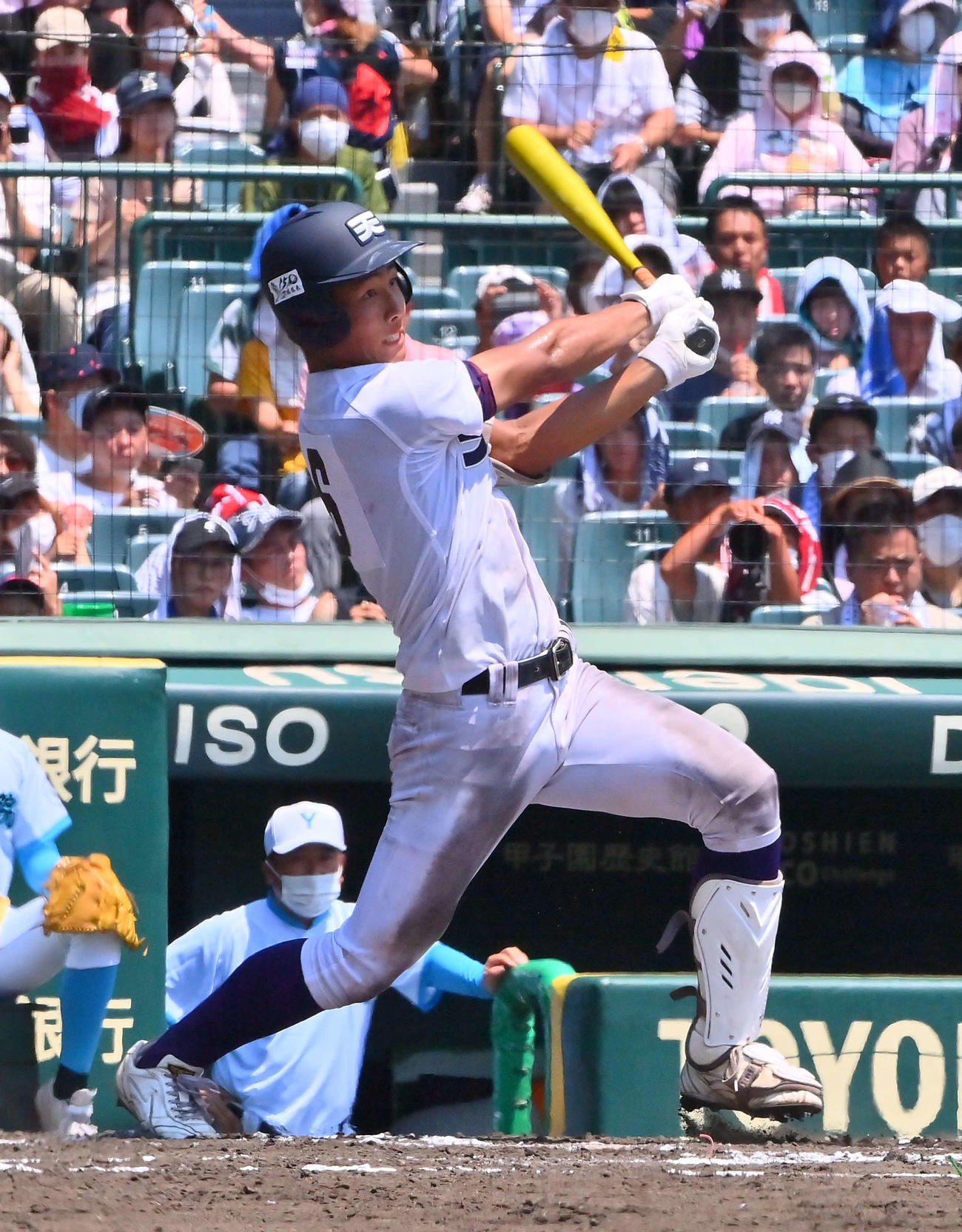 山梨学院対天理　6回裏天理2死、右に二塁打を放つ戸井（撮影・和賀正仁）