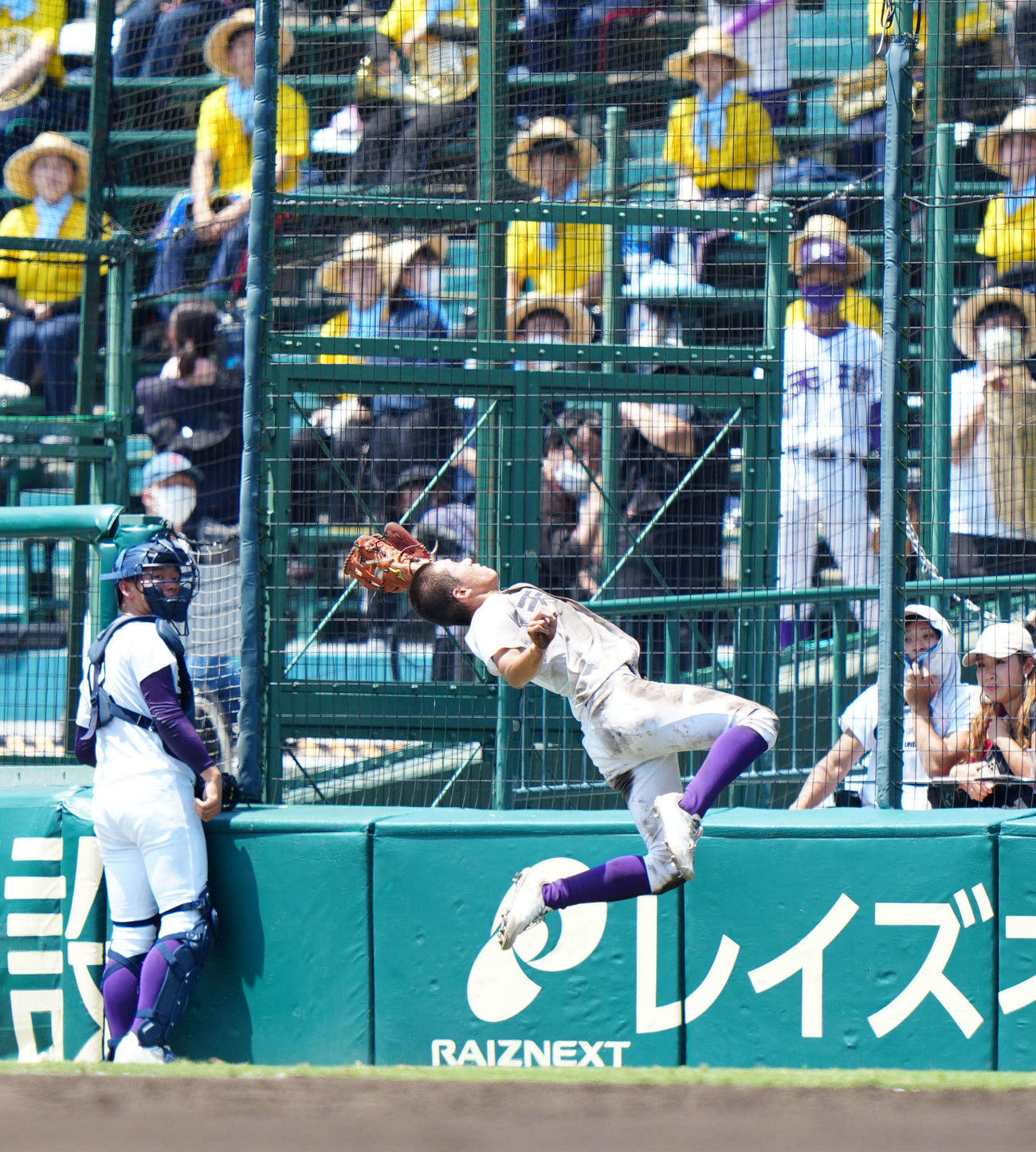 山梨学院対天理　4回表山梨学院無死、岩田の打球を好捕し二邪飛とした藤森（撮影・江口和貴）
