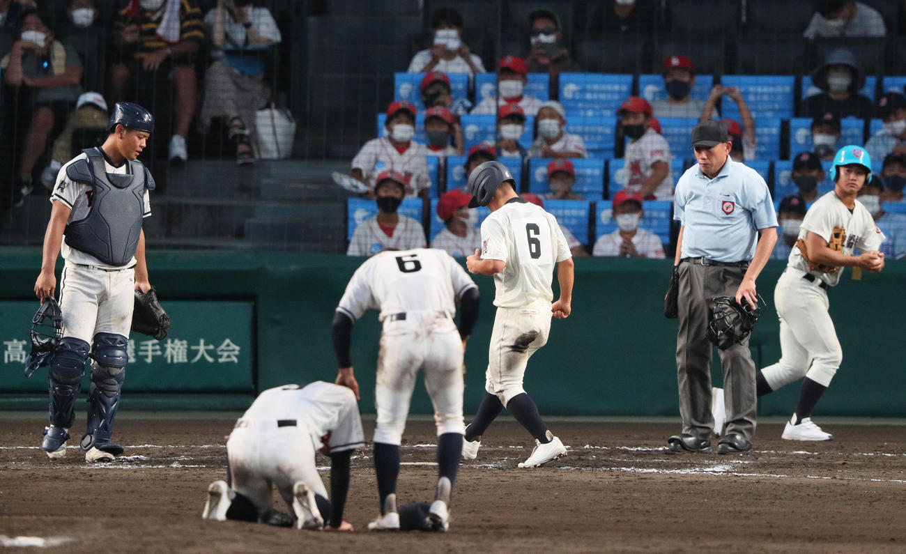 興南対市船橋　9回裏市船橋1死満塁、代打黒川が死球を受け三走三浦（6）がサヨナラ生還する（撮影・上山淳一）
