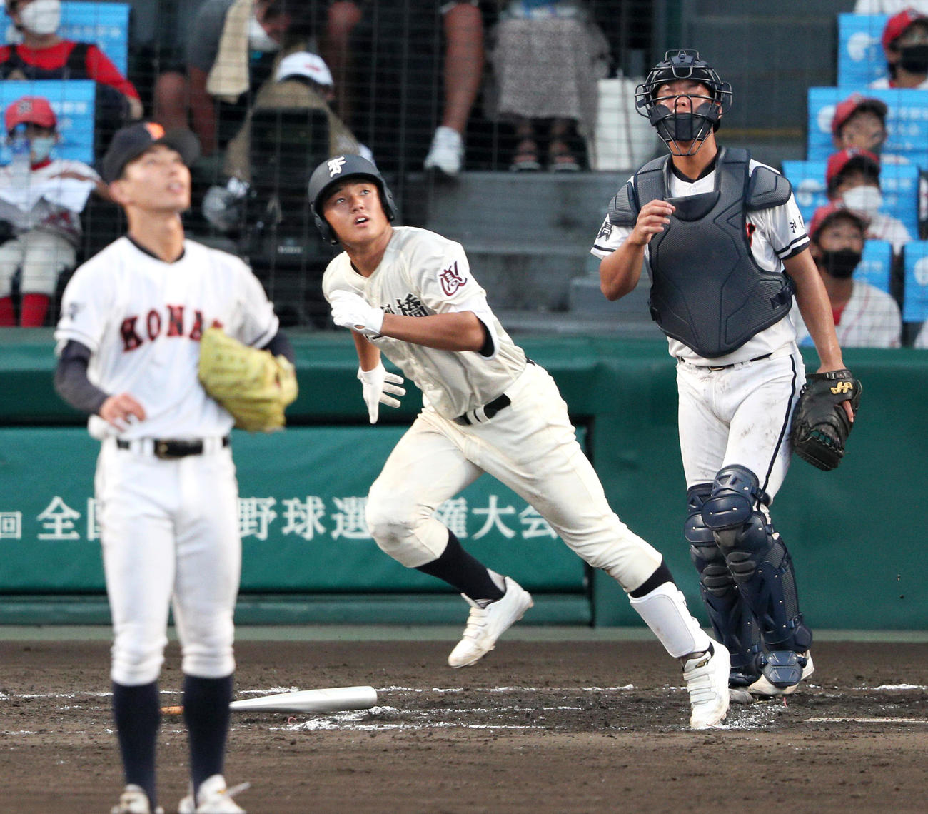 興南対市船橋　8回裏市船橋1死、片野は左越え本塁打を放つ（撮影・上山淳一）