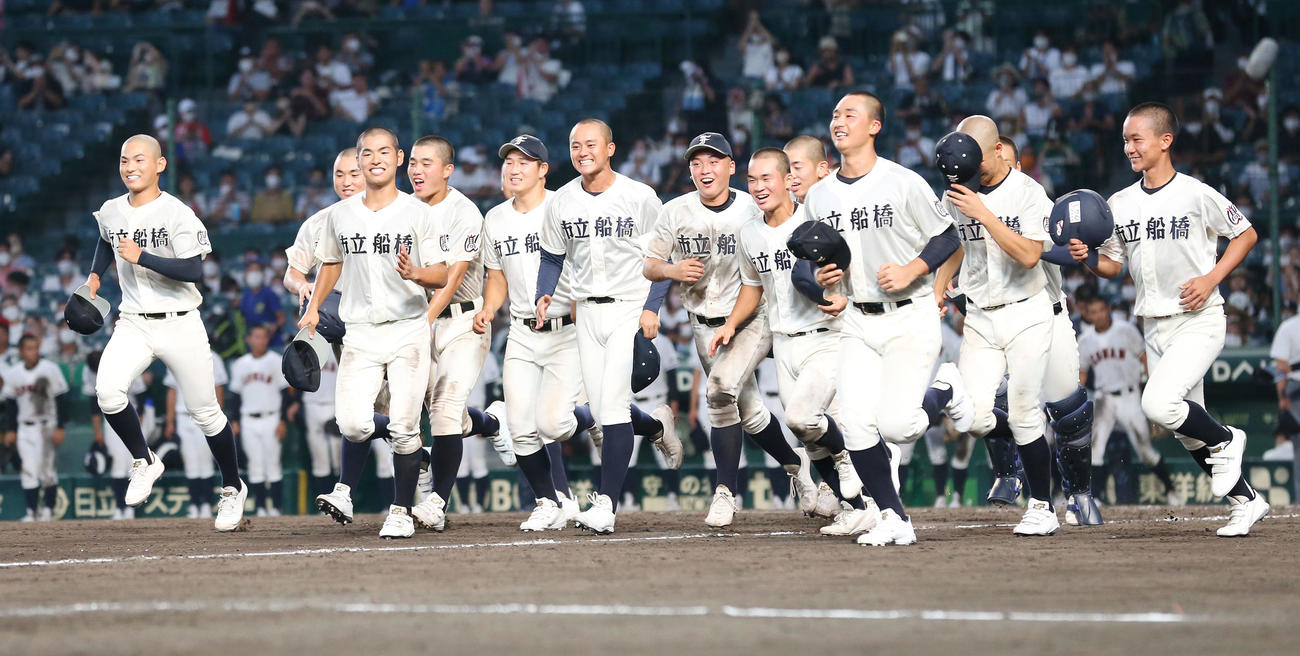 興南対市船橋　逆転で興南に勝利し、笑顔で応援席へあいさつに向かう市船橋ナイン（撮影・宮地輝）